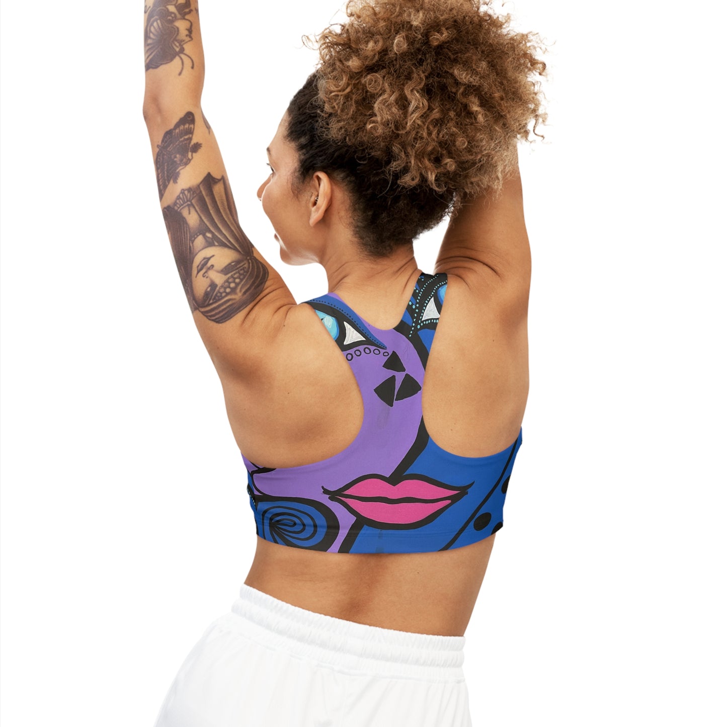 Rückseitenansicht des schrillen Sports Bra - Cobra Woman, welches von einem Modell getragen wird