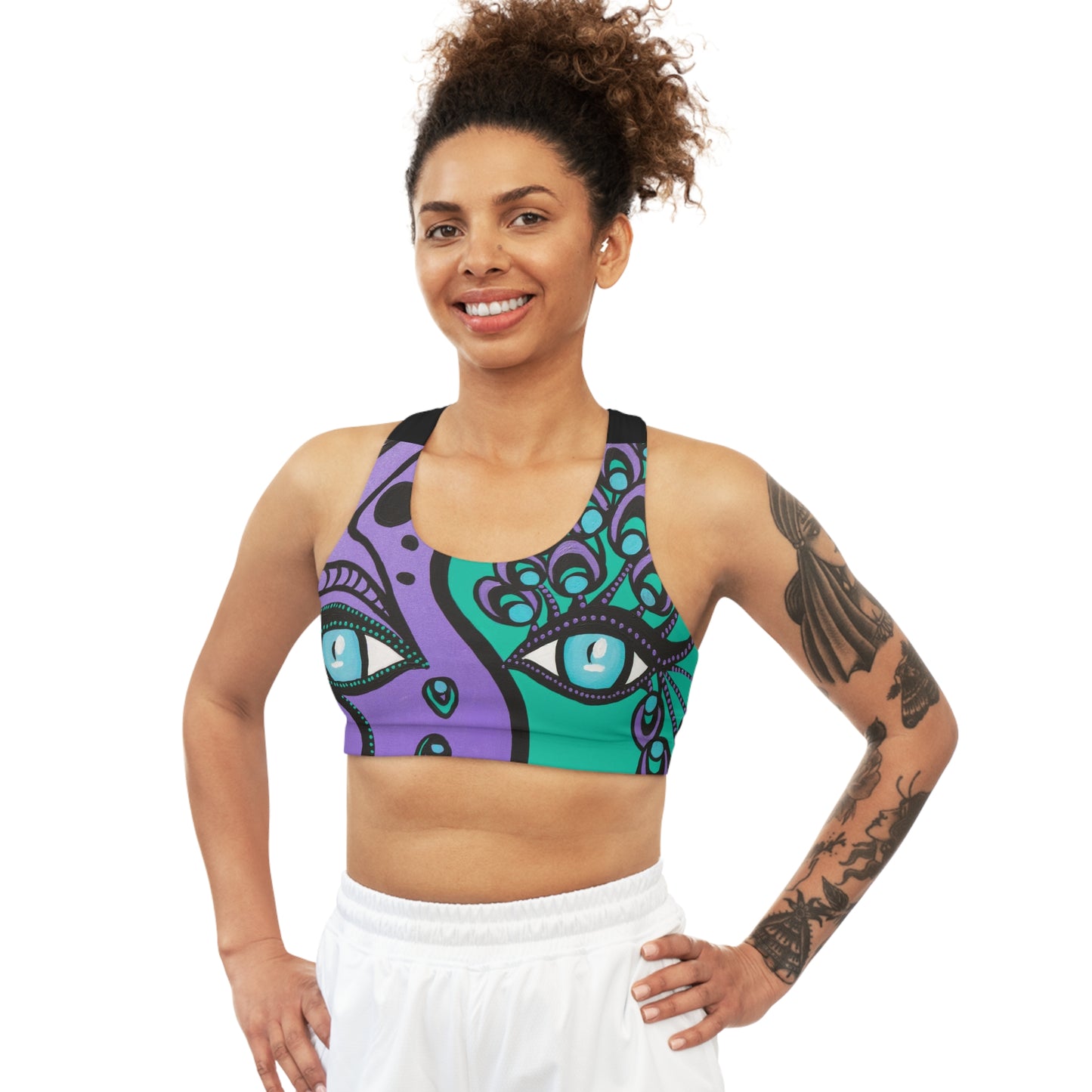 zu sehen ist eine Frau von vorne die den extravagante Seamless Sports Bra von ZeniArt mit dem Motiv Peacock Woman