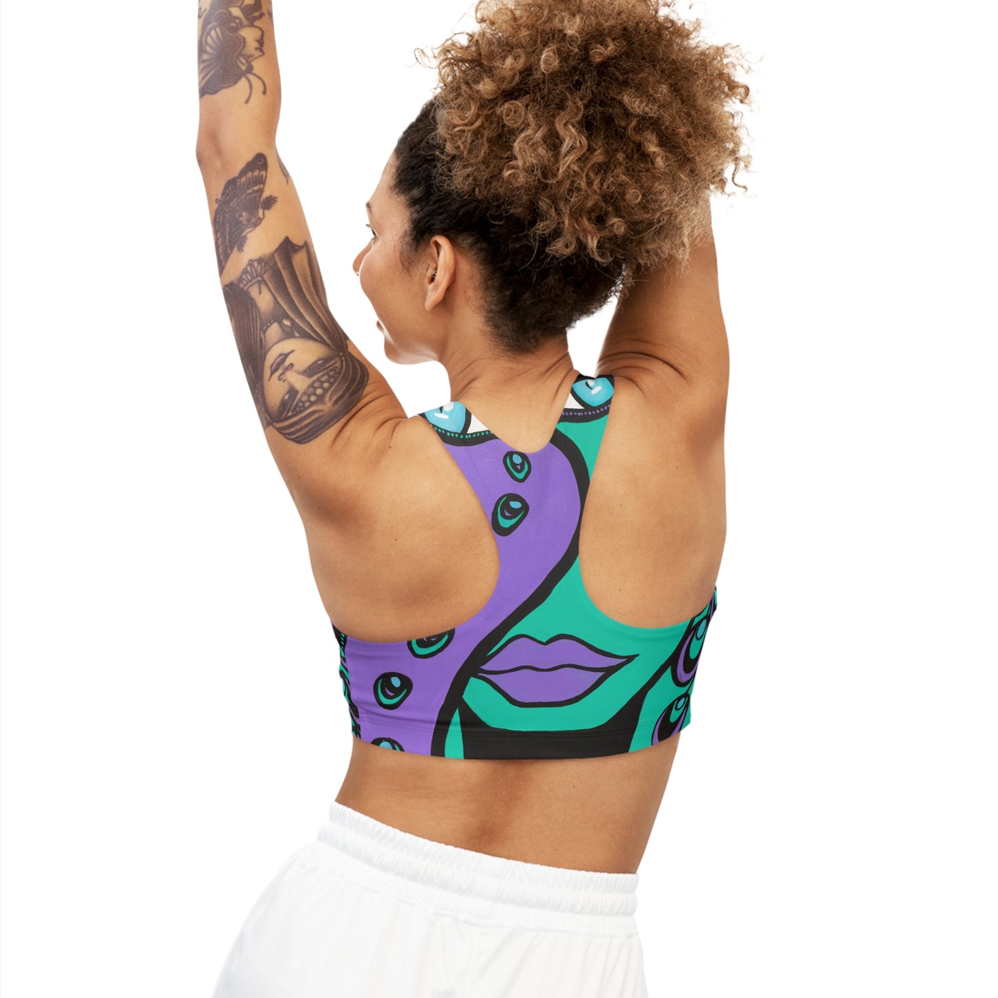 hintere mit nach oben ausgestreckten Armen von einer Frau, die den Seamless Sports Bra - Peacock Woman der Marke ZeniArt trägt