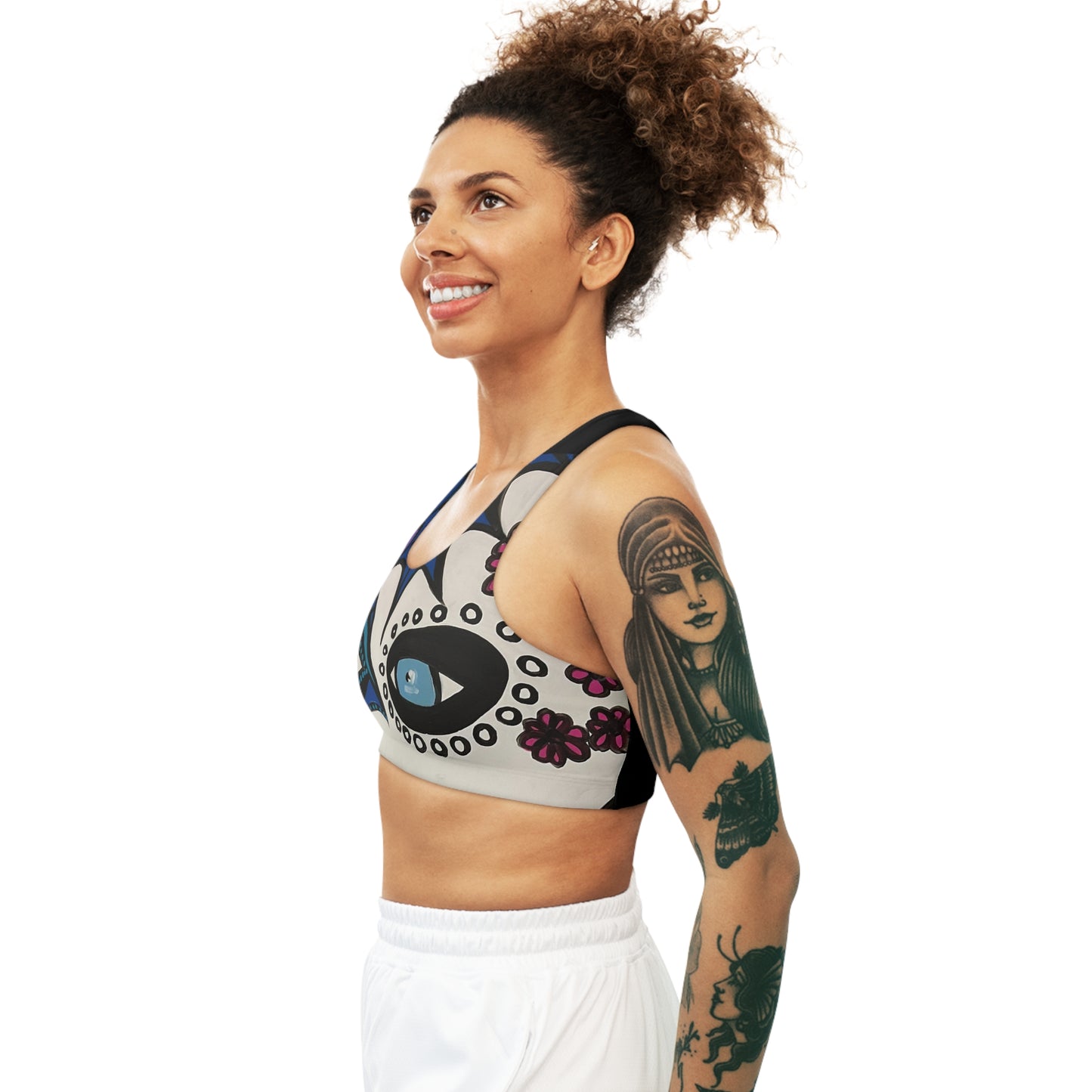 seitliche Aufnahme eines Models mit dem außergewöhlichen Sports Bra "Mictecacihuatl Woman" von ZeniArt