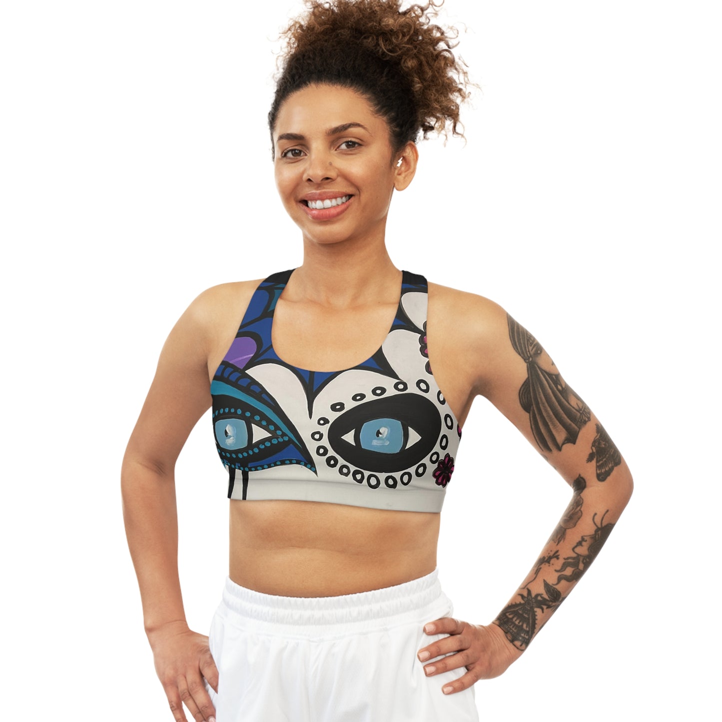 Aufnahme eines Models mit dem ausgefallenen Sports Bra "Mictecacihuatl Woman" der Marke ZeniArt von vorne