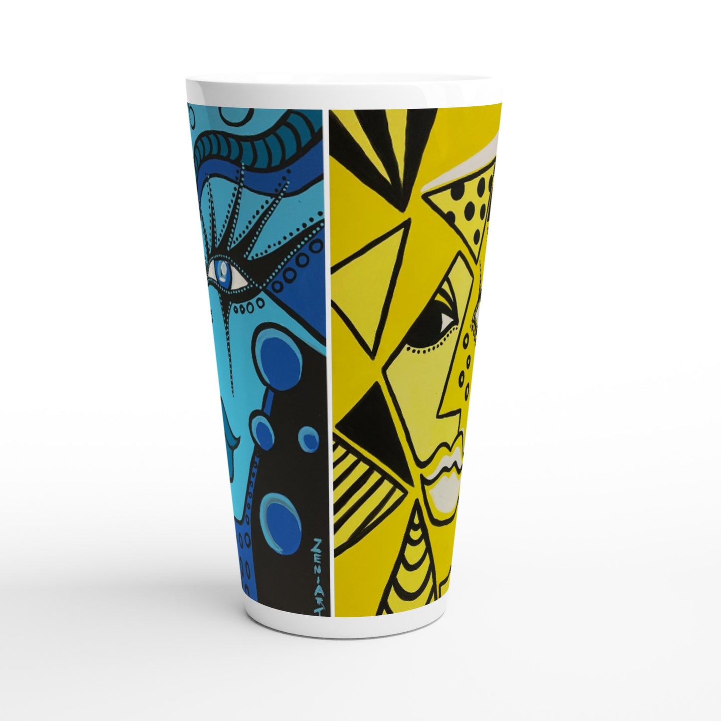 Aufnahme von Vorne einer weißen konischen Keramik Latte Tasse der Marke ZeniArt, die Motive Blue Owl Woman und Cheetah Woman sind mit einem Abstand zueinander zur Hälfte zu sehen