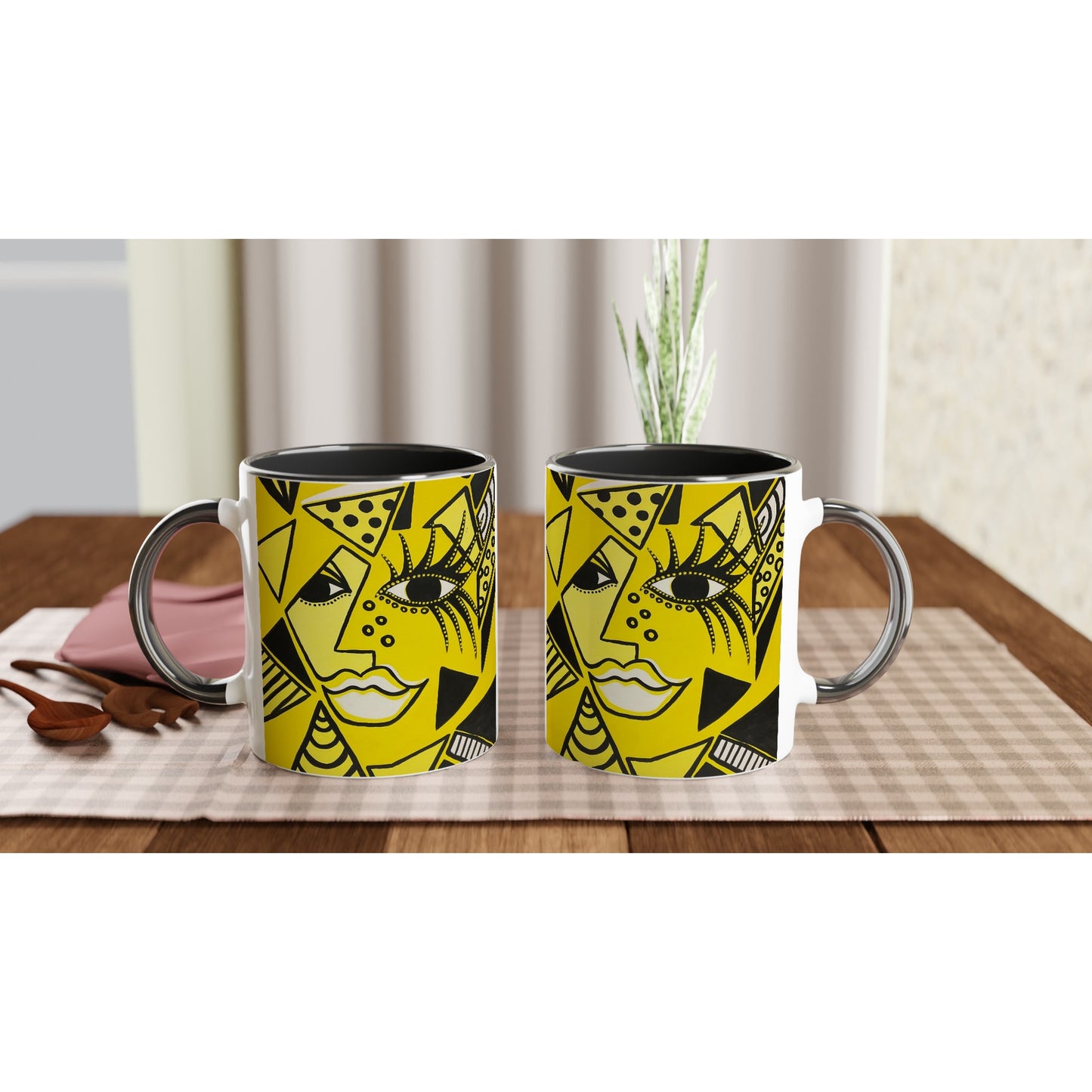 die Aufnahme zeigt beide Seiten einer Kermiktasse der Marke ZeniArt mit dem Motive Cheetah Woman