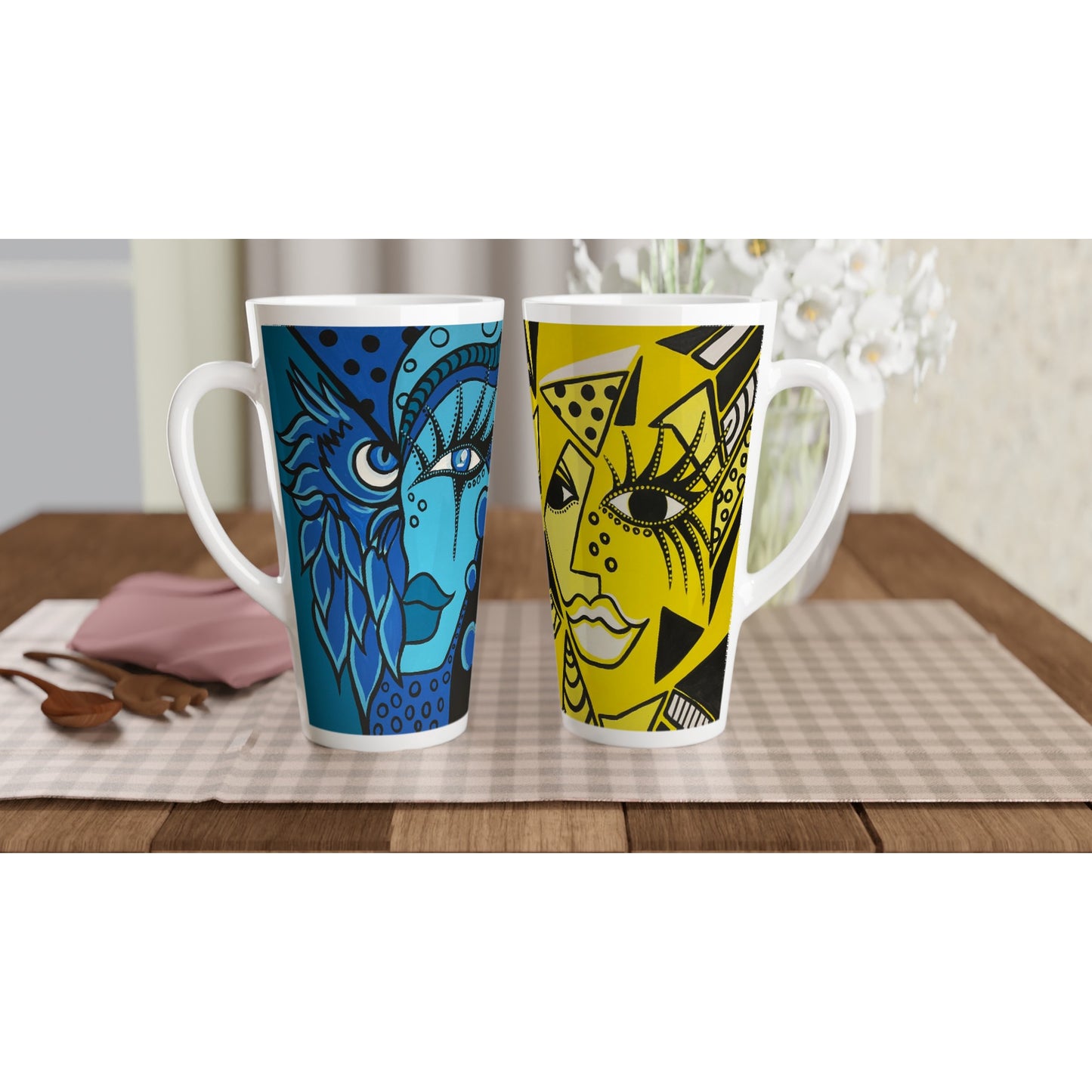 Aufnahme eines weißen konischen Heißgetränkgefäß der Marke ZeniArt von der linken und rechten Seite. Zu sehen sind die Motive Blue Owl Woman und Cheetah Woman