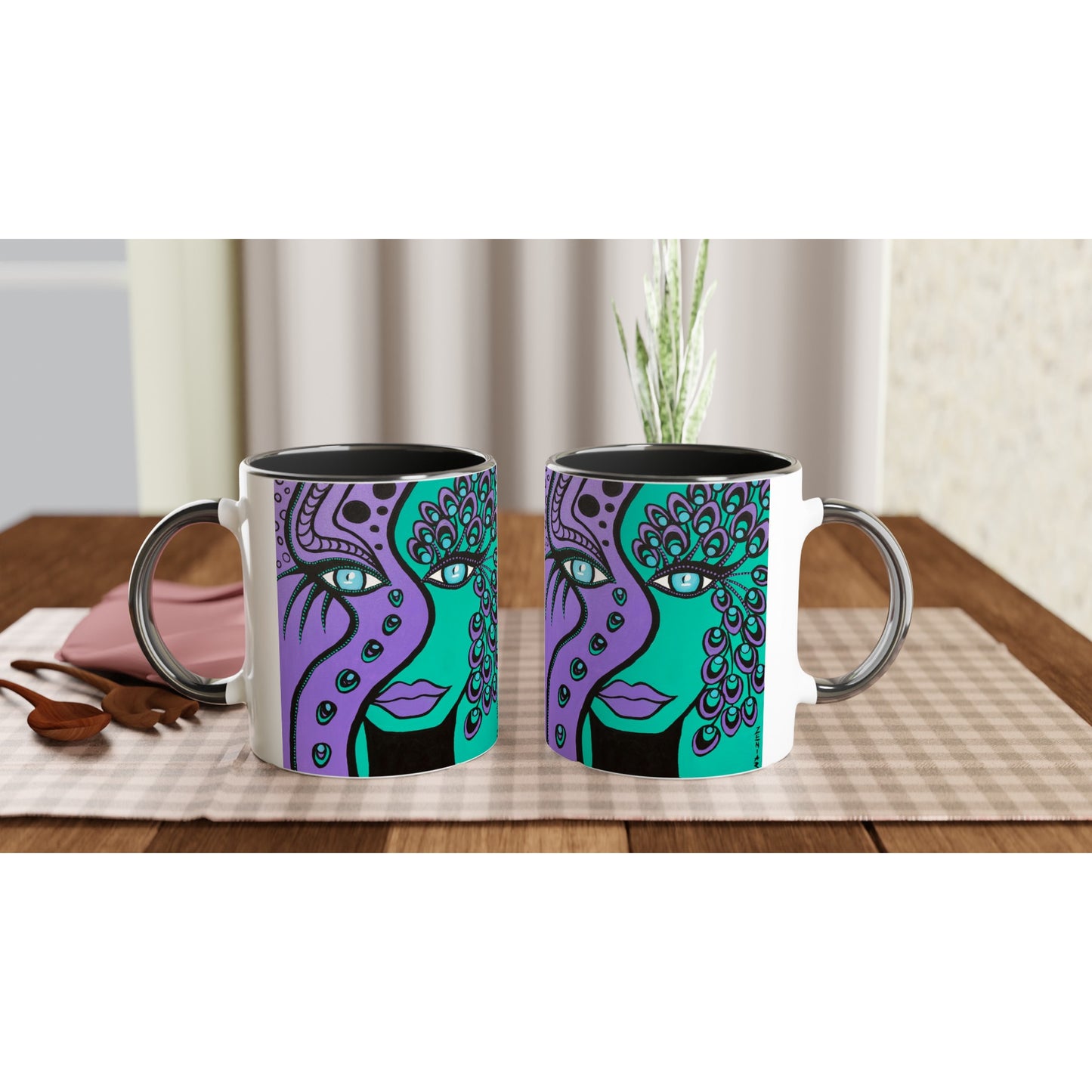 Dieses Bild zeigt gleichzeitig die linke und rechte Seite eines Kaffeebechers von ZeniArt mit dem Motiv Peacock Woman