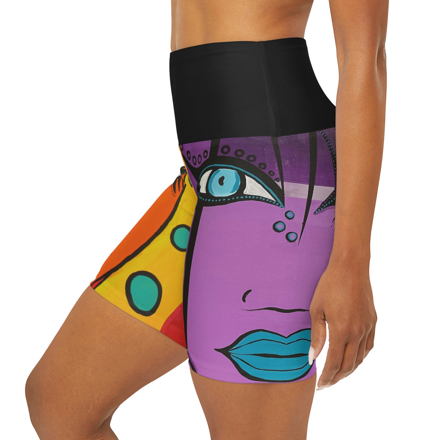 seitliche Aufnahme der Yoga Shorts mit hoher Taile, der Marke ZeniArt. zu sehen auf dem linken Bein Purple Butterfly Woman