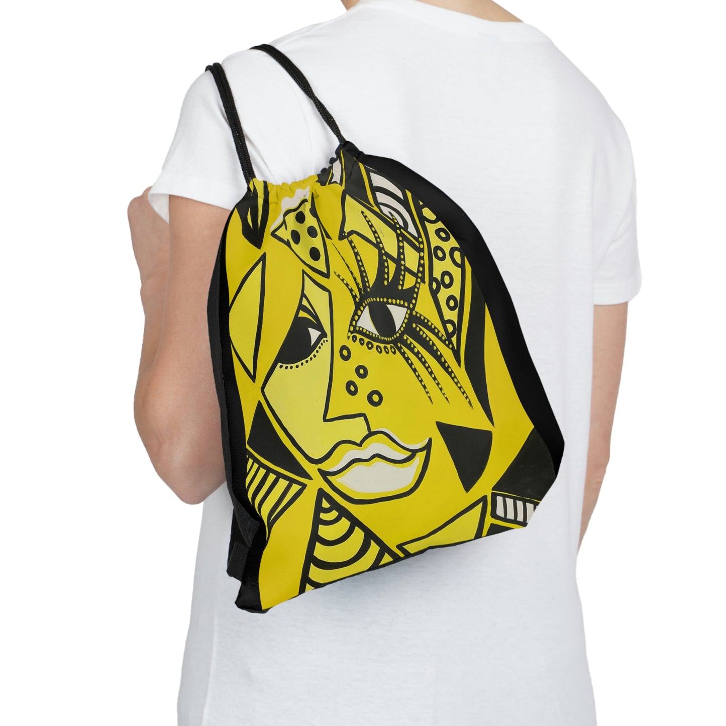 Zu sehen ist auf diesem Bild ein Model, welches eine Outdoor Kordeltasche der Marke ZeniArt lässig locker auf der Schulter trägt
