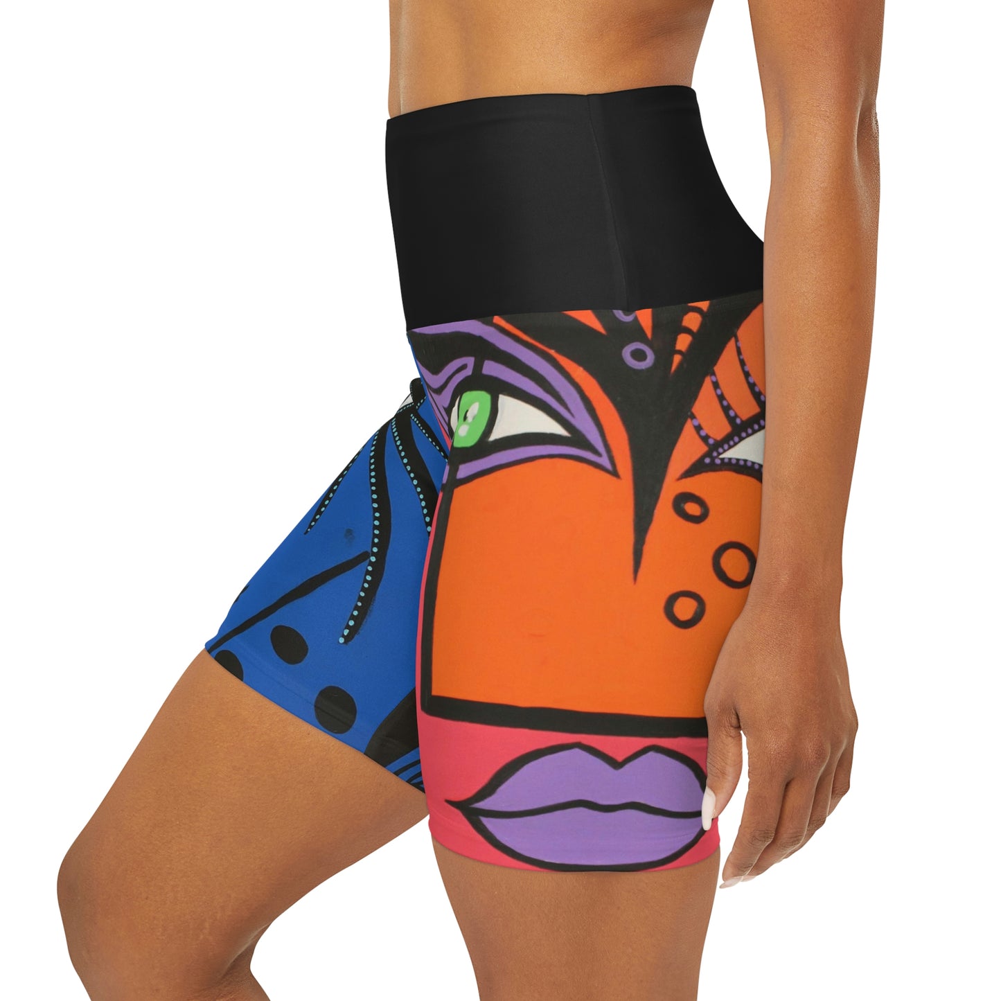 im Vordergrund ist das Motiv Woman of Lust des linken Beines der einer Yogashorts der Marke ZeniArt zu sehen