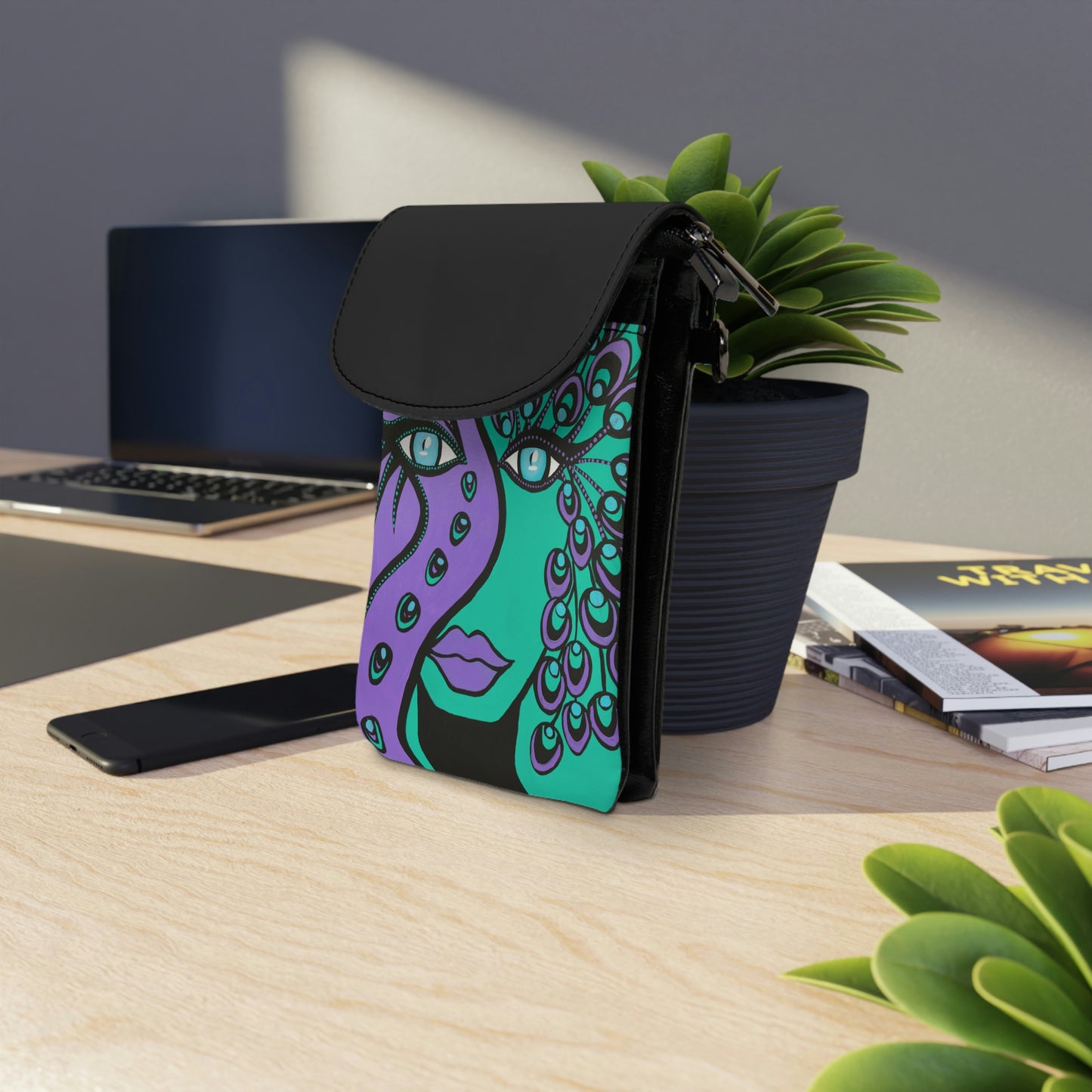 seitliche Frontalaufnahmeder Peacock Woman Tasche, wie sie an einem Blumentopf lehnt