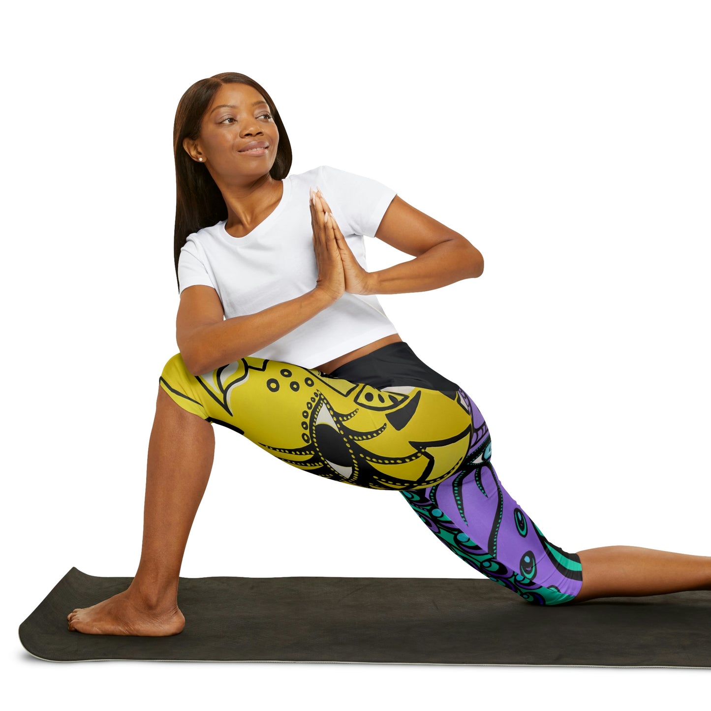 Sportlerin mit der extravaganten Yoga Capri Leggings ZeniArt - Peacock und Cheetah Woman beim Stretchen