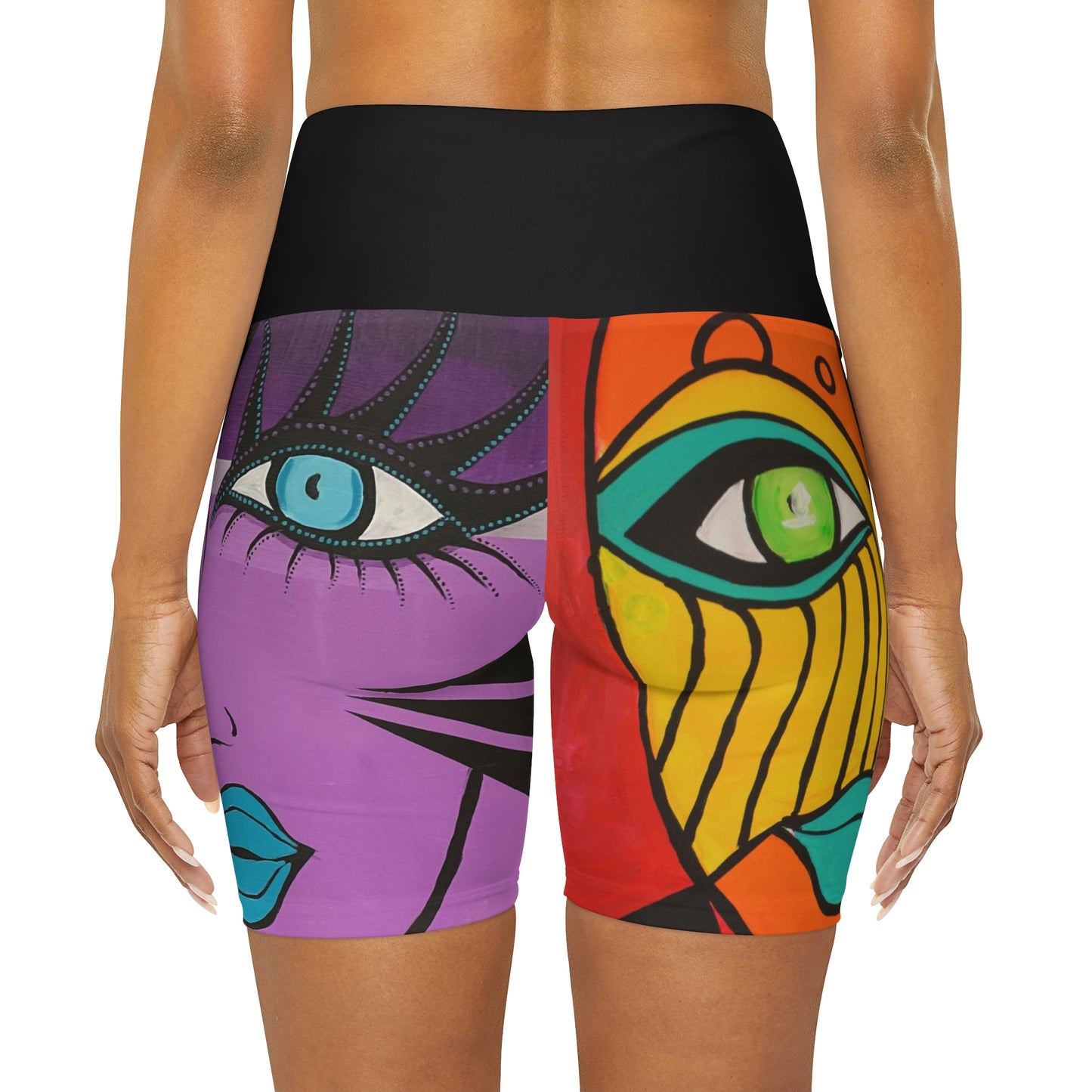 ein Modell trägt die Yoga Shorts mit hoher Taile, ZeniArt - Orange Woman/Purple Butterfly Woman. zu sehen ist die Rückseite. Sowie der passgenaue elastische schwarze Bund