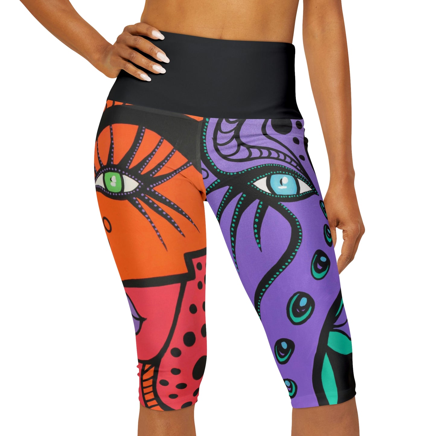 Model mit Yoga Capri Leggings, linkes Bein Peacock Woman rechtes Bein Woman Of Lust