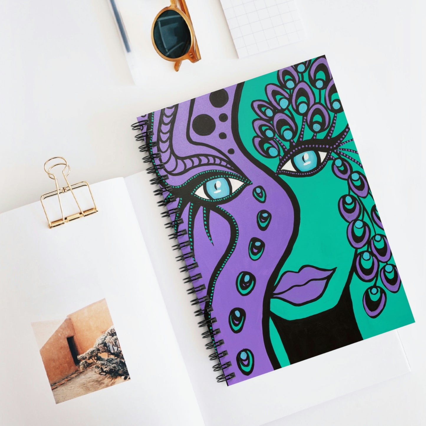 liniertes Spiralnotizbuch Peacock Woman