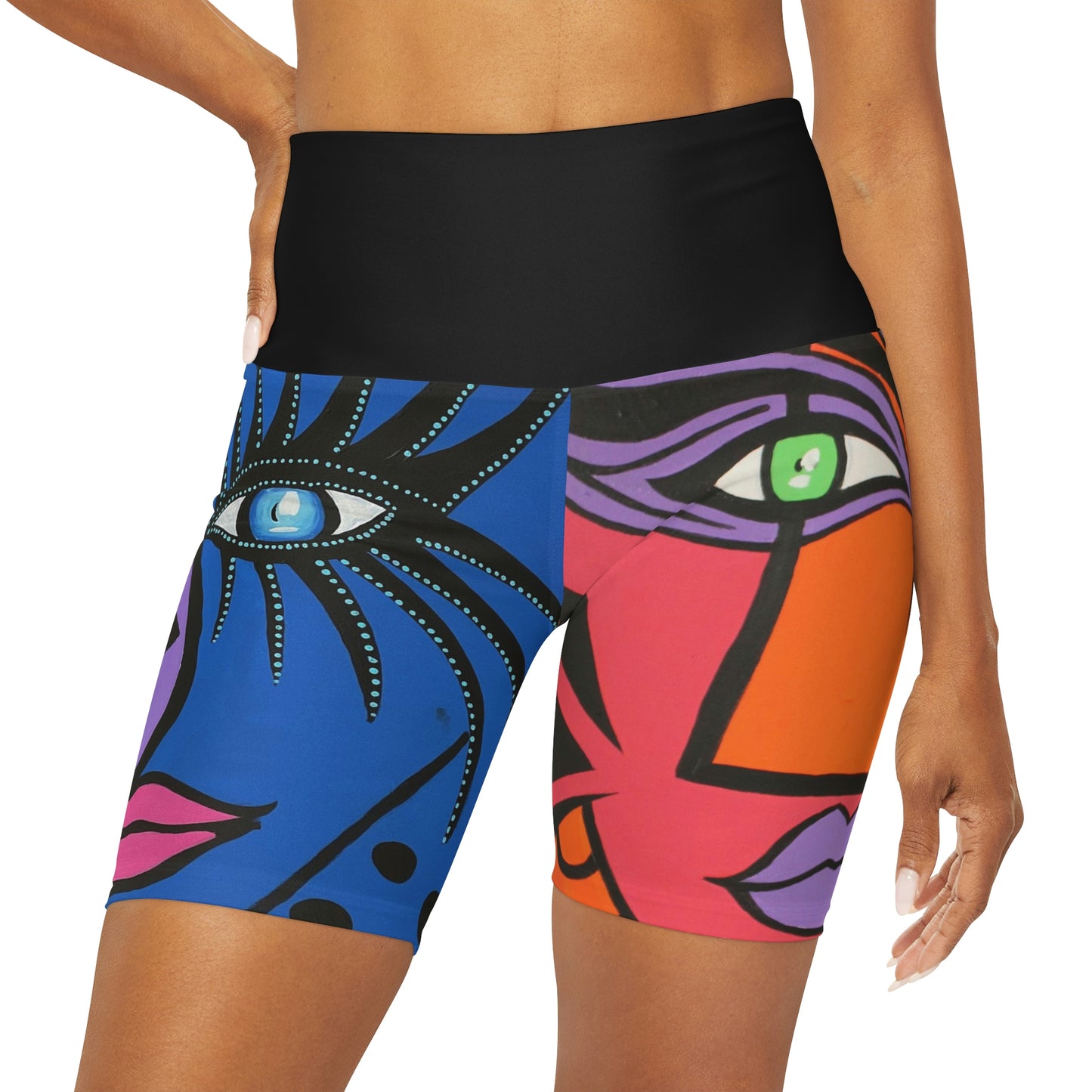Frontaufnahme einer Frau, die die extravagante Yoga Shorts mit den All Over Print Design Cobra Woman / Woman Of Lust trägt