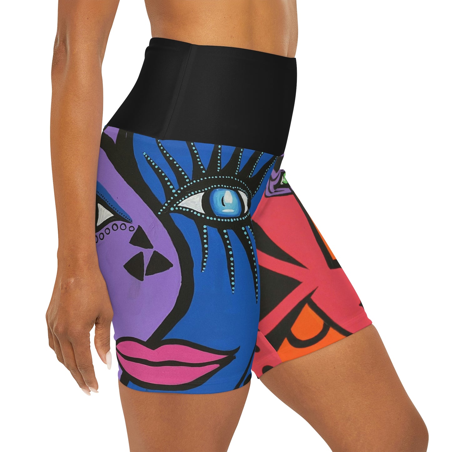 recht Seitenaufnahme einer Frau die eine Yoga Short der Marke ZeniArt trägt. Im Vordergrund der Aufnahme ist der breite Bund und der All Over Print des Motives Cobra Woman