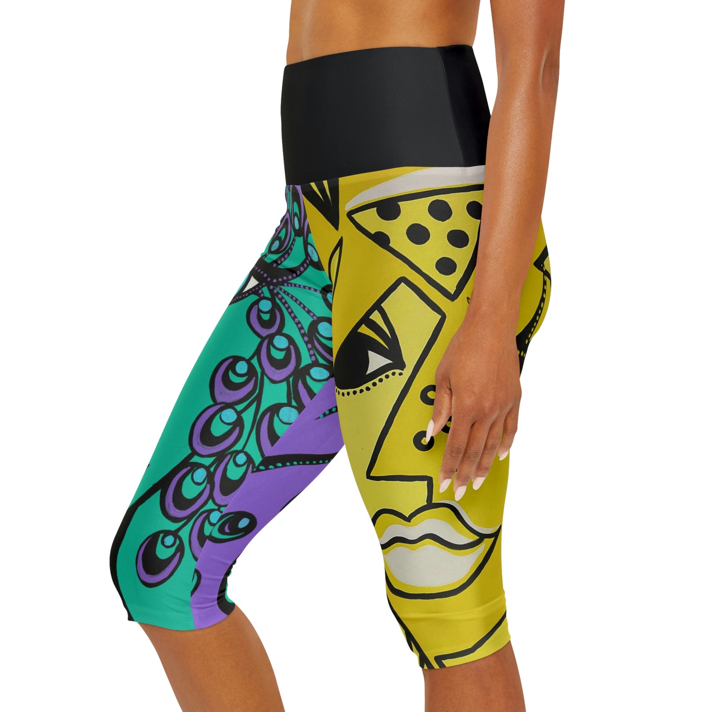 Model mit Yoga Capri Leggings ZeniArt - Peacock und Cheetah Woman von der linken Seite mit dem Cheetah Woman Motiv.