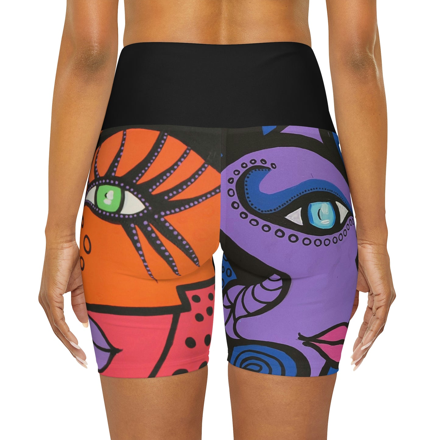 Rückseiten Aufnahme einer Frau mit der Yoga Shorts Cobra Woman / Woman Of Lust. Gut zu sehen ist die hohe Taile mit dem breiten elastischen Bund