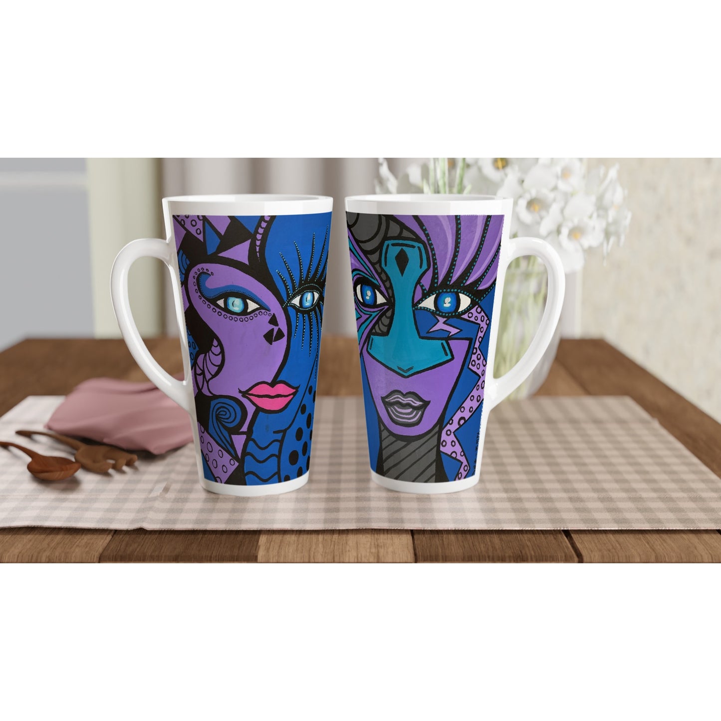 Linke und Rechte Seite des Latte Bechers von ZeniArt mit den Motiven Cobra Woman und Hammer Of Thor Woman
