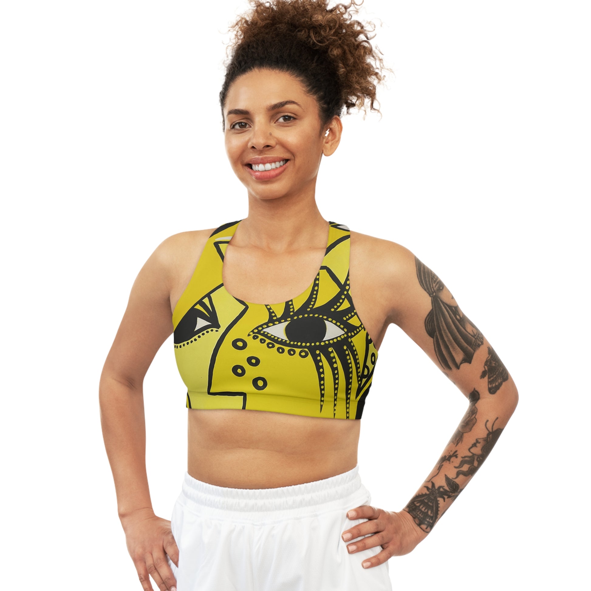 Frontal Ansicht einer Frau mit dem  einzigartigen Sports Bra - Cheetah Woman