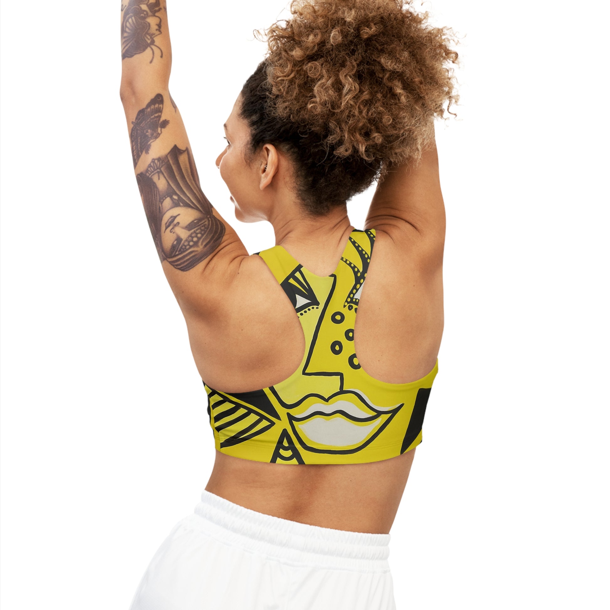 Aufnahme eines Models mit dem Sports Bra - Cheetah Womanvon hinten mit dem 