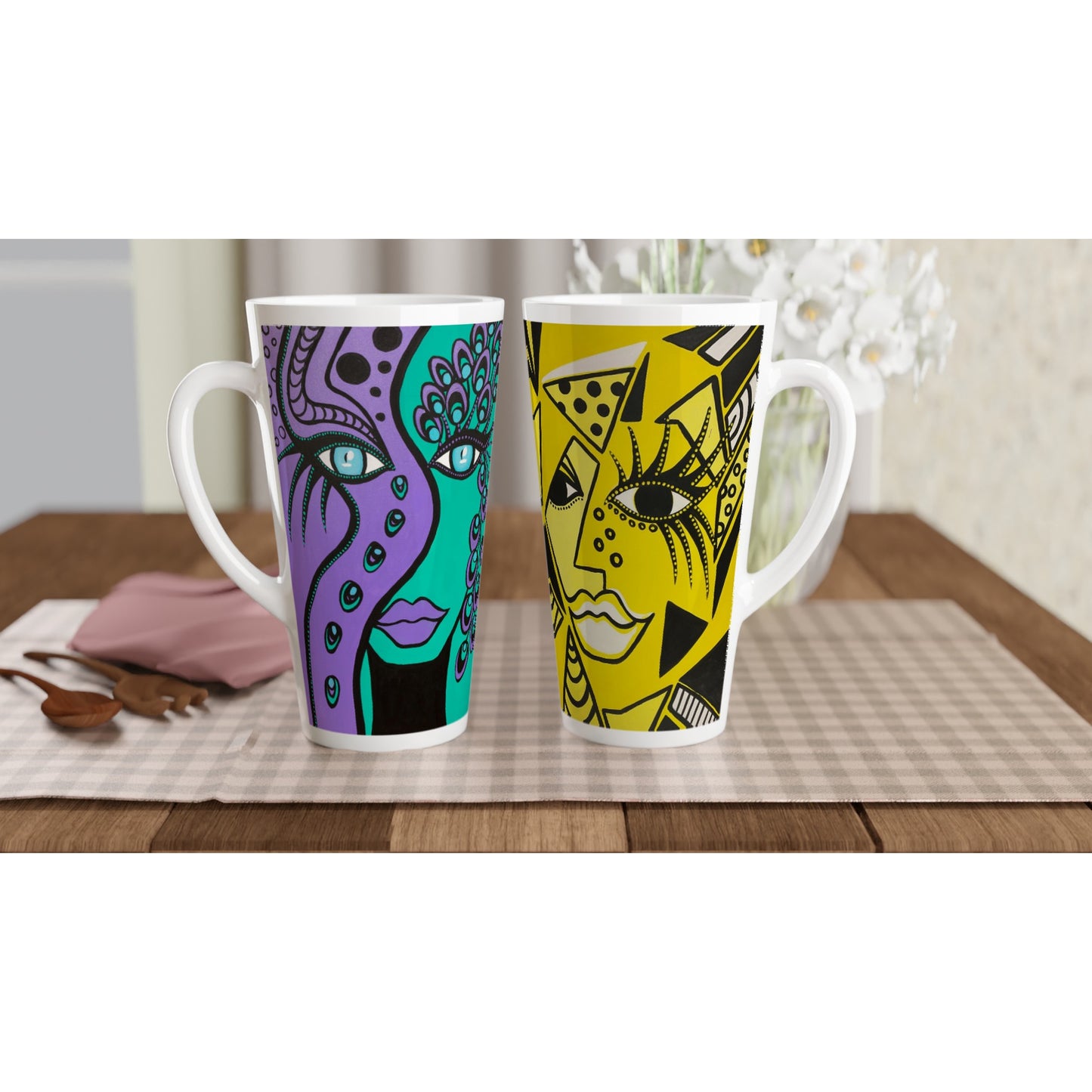 linke und rechte Aufnahme von einer Doppelmotiv bedruckten Latte Tasse der Marke ZeniArt, die Tasse trägt den Namen Peacock Woman/Cheetah Woman