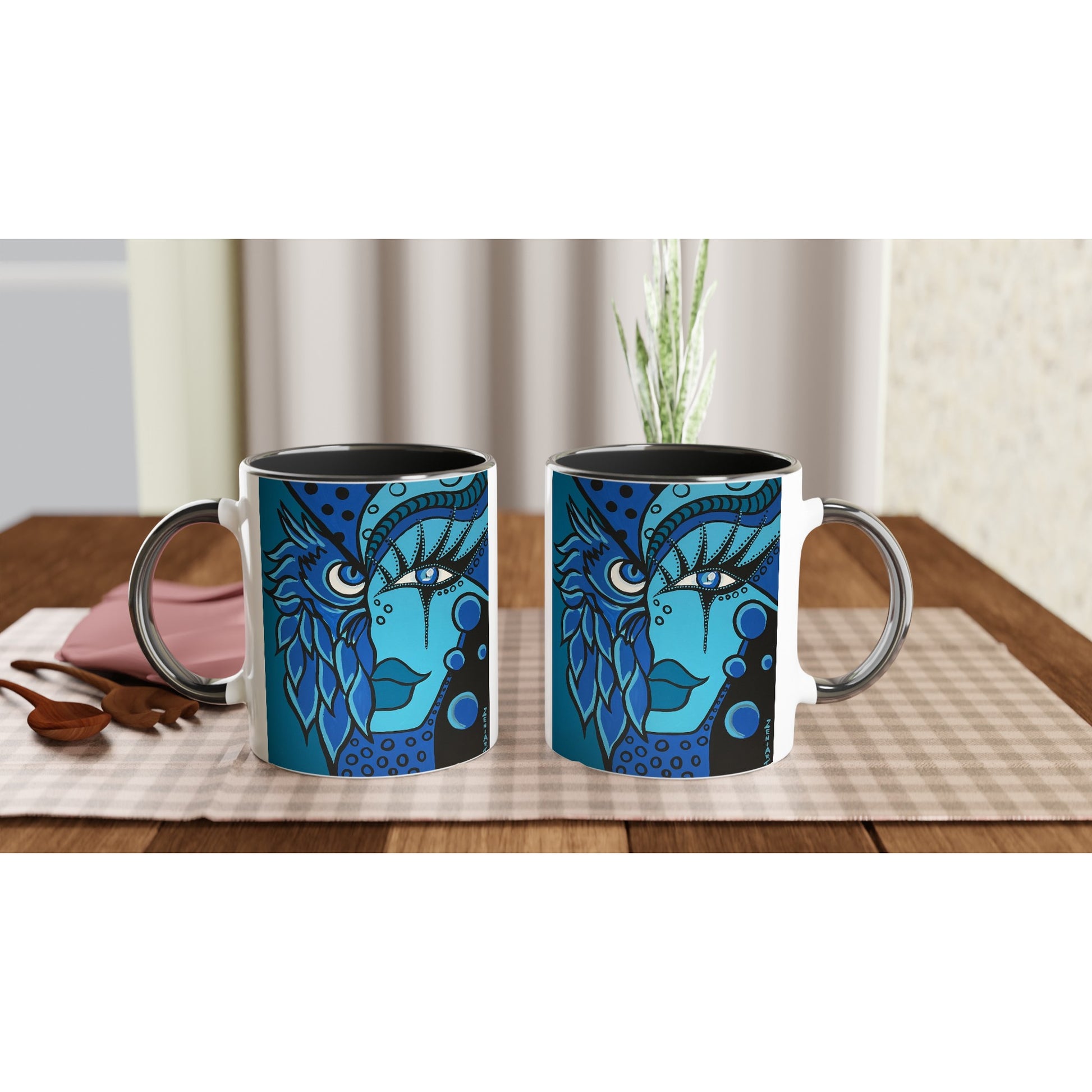 zu sehen sind die linke und rechte Becherseite der Blue Owl Woman Keramikbechers von der Marke ZeniArt. Der Henkel und die Innenseite der Tasse ist schwarz 