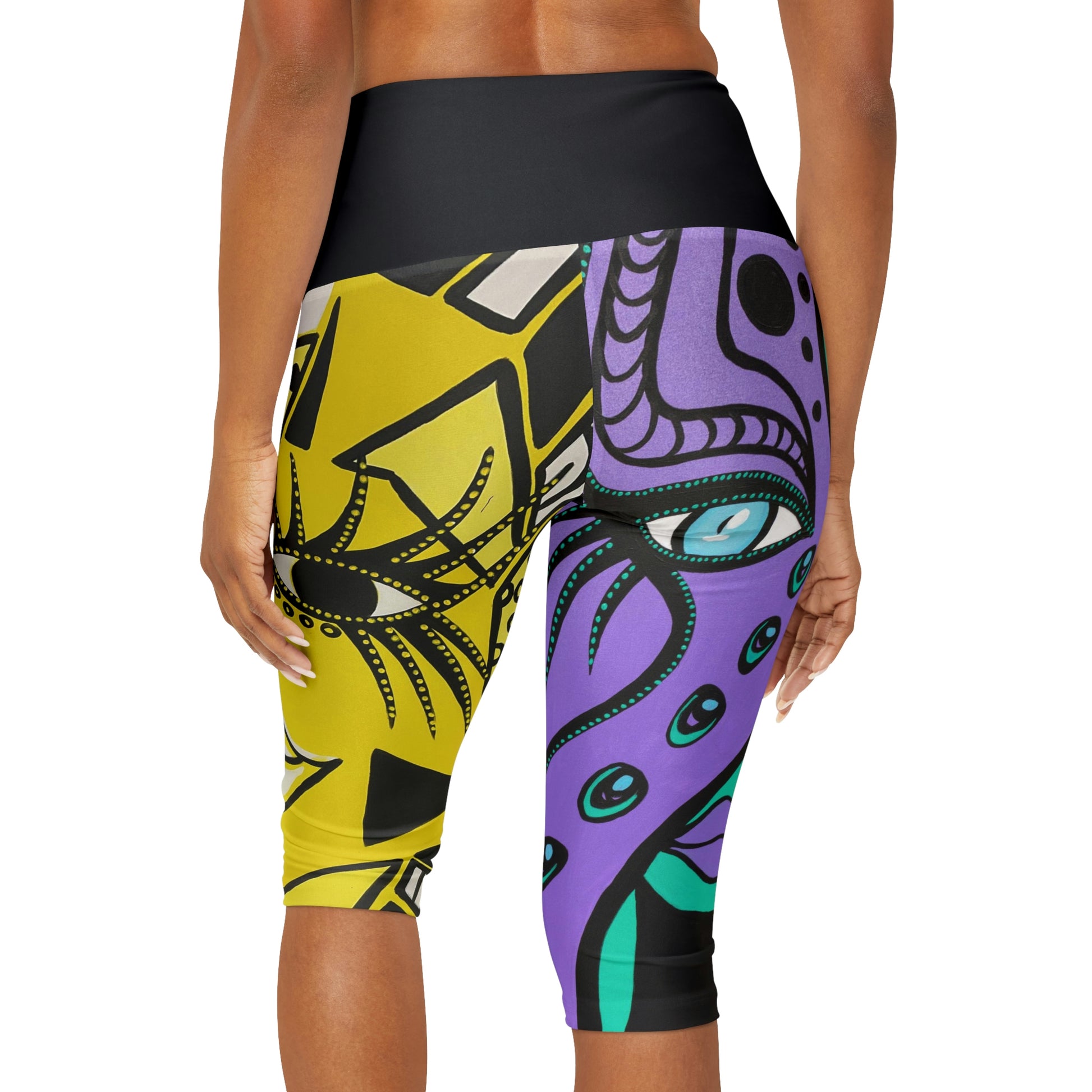 all over print Yoga Capri Leggings ZeniArt - Peacock und Cheetah Woman tragendes Model von hinten