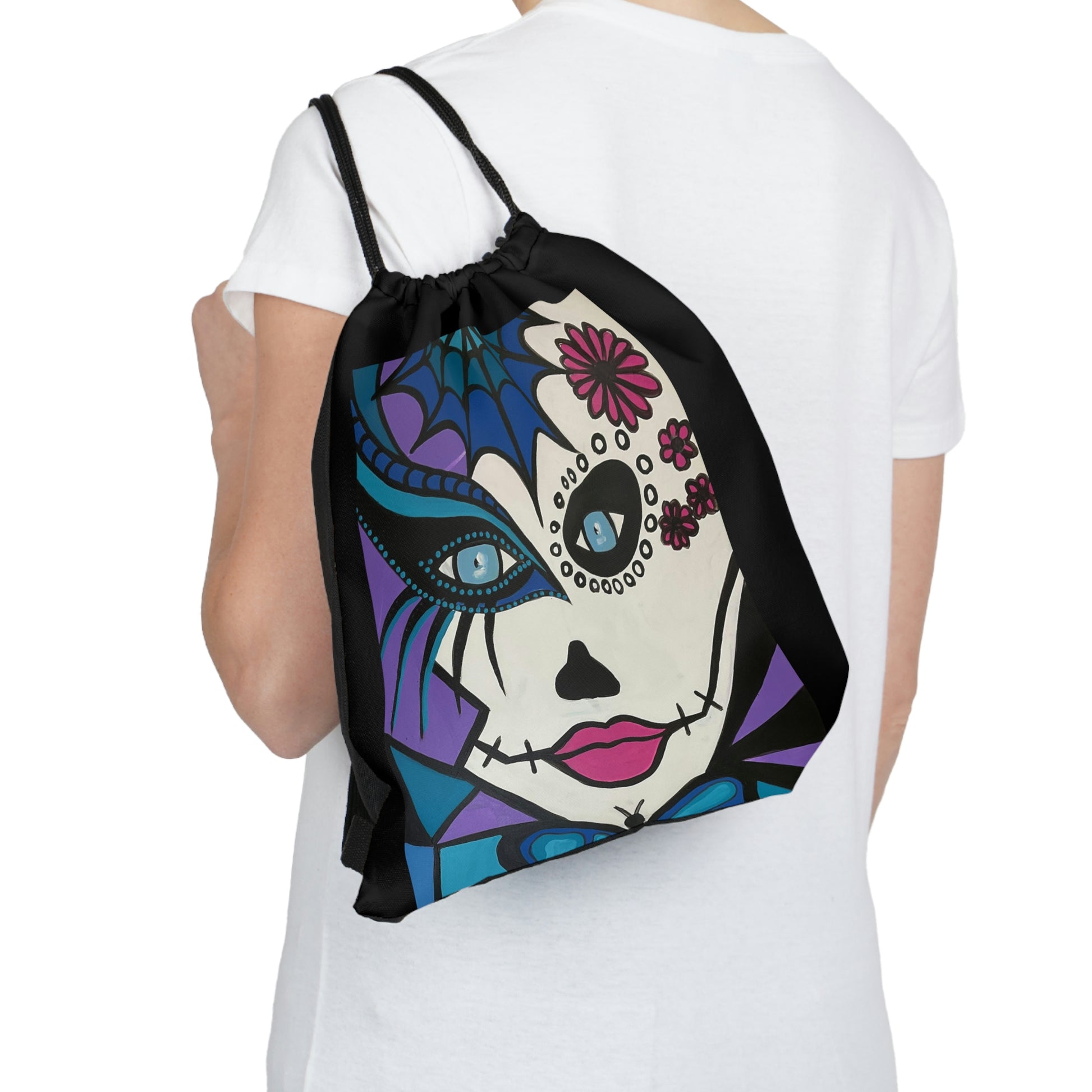 Diese Aufnahme zeigt ein Model, welches die Micteccihuatl Woman Kordelzugtasche lässig über der Schulter trägt