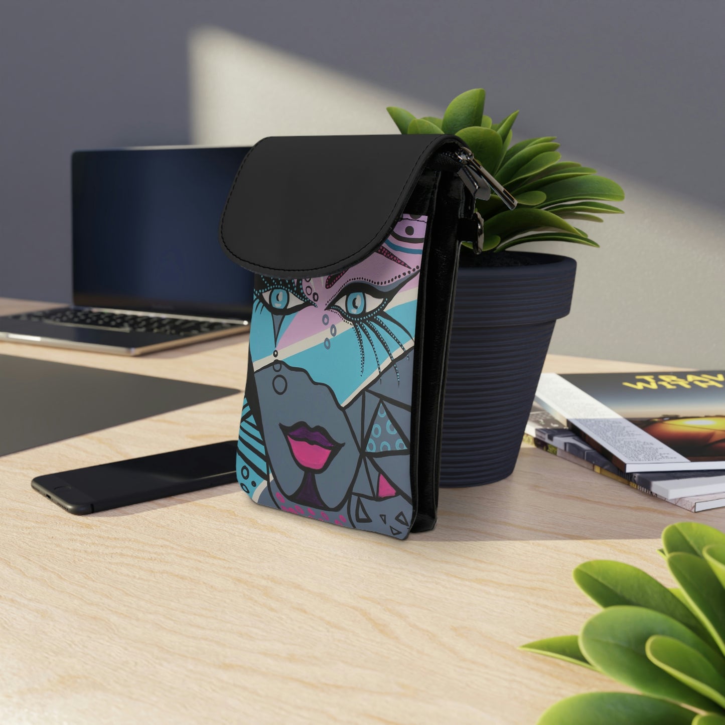 zu sehen ist die Mirror Woman Handytasche von ZeniArt an einem Blumentopf angelehnt