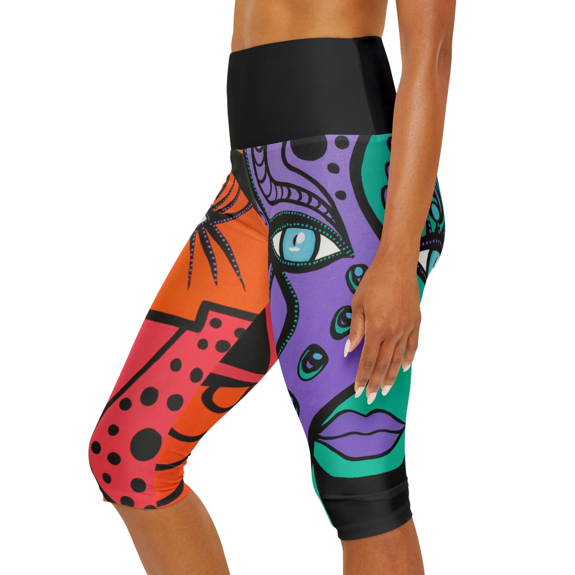 zu sehen ist die linke Seite einer Legging mit dem Motiv Peacock Woman von ZeniArt