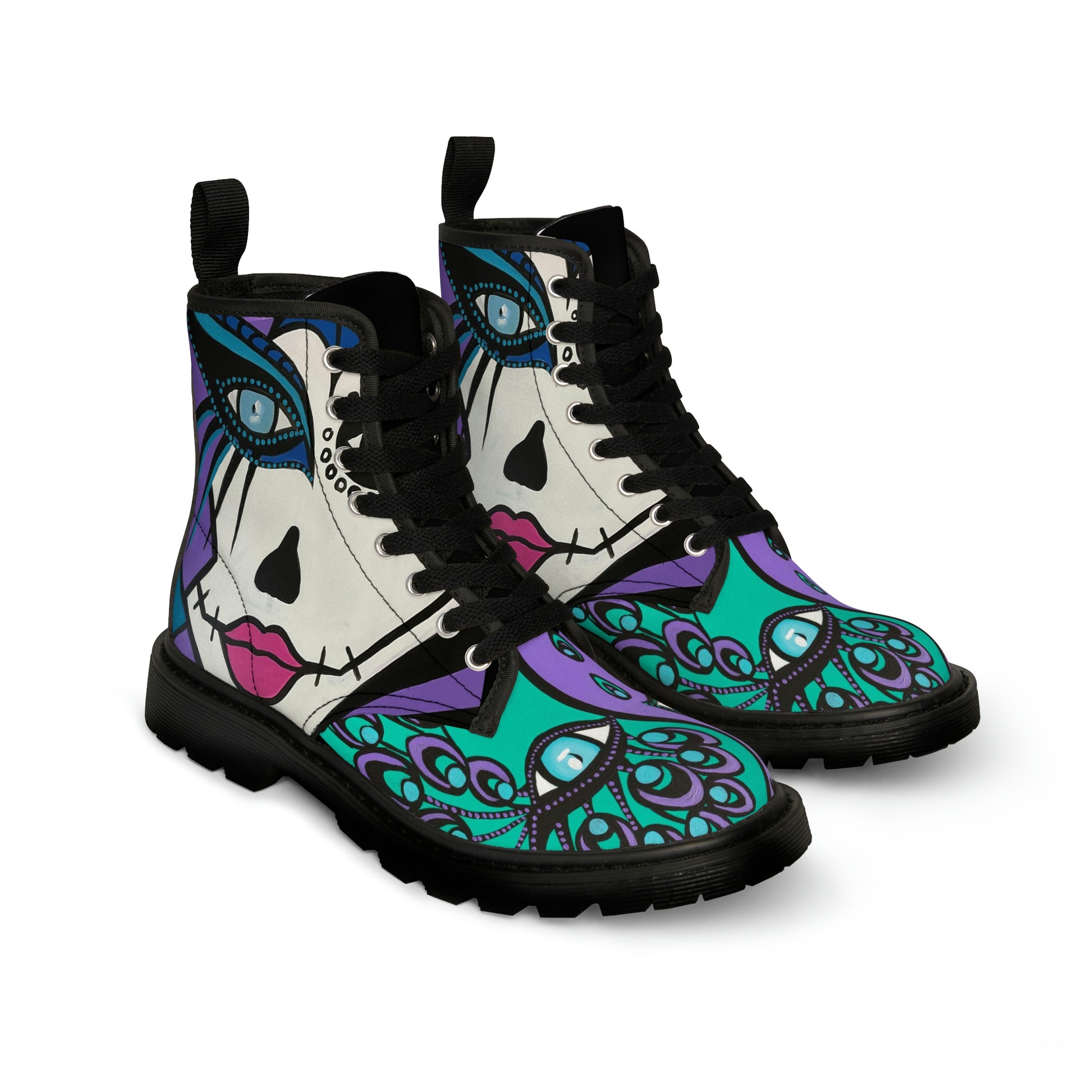 das bootspaar der Marke ZeniArt ist von rechts vorne aufgenommen Jeweils am bootshals ist das Motiv Mictecacihuatl Woman, sowie Peecock Woman auf dem Fussschaft zu sehen