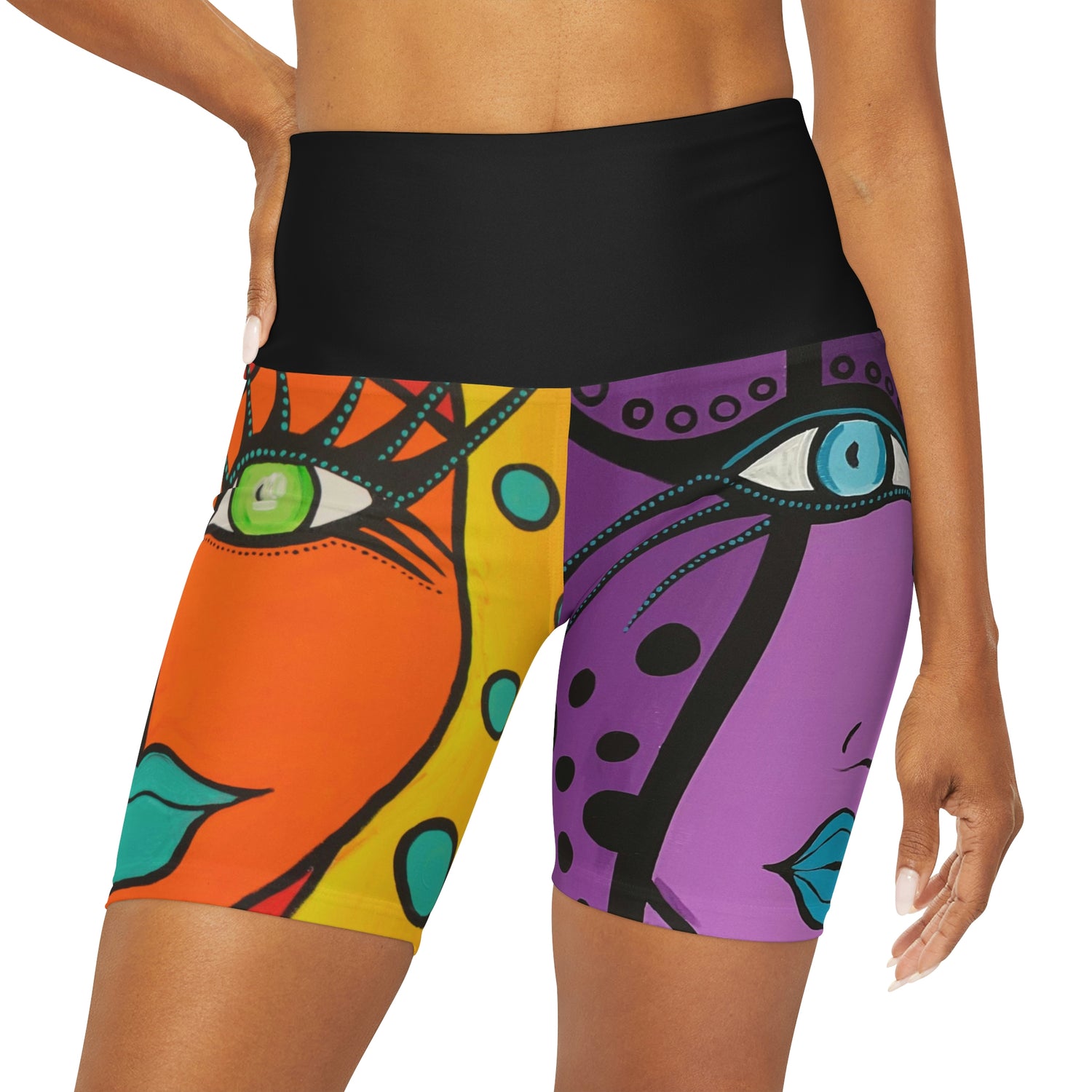 vordere Aufnahme eines Models mit der AOP Yoga Shorts der Marke ZeniArt mit den beiden Motiven  Orange Woman/Purple Butterfly Woman