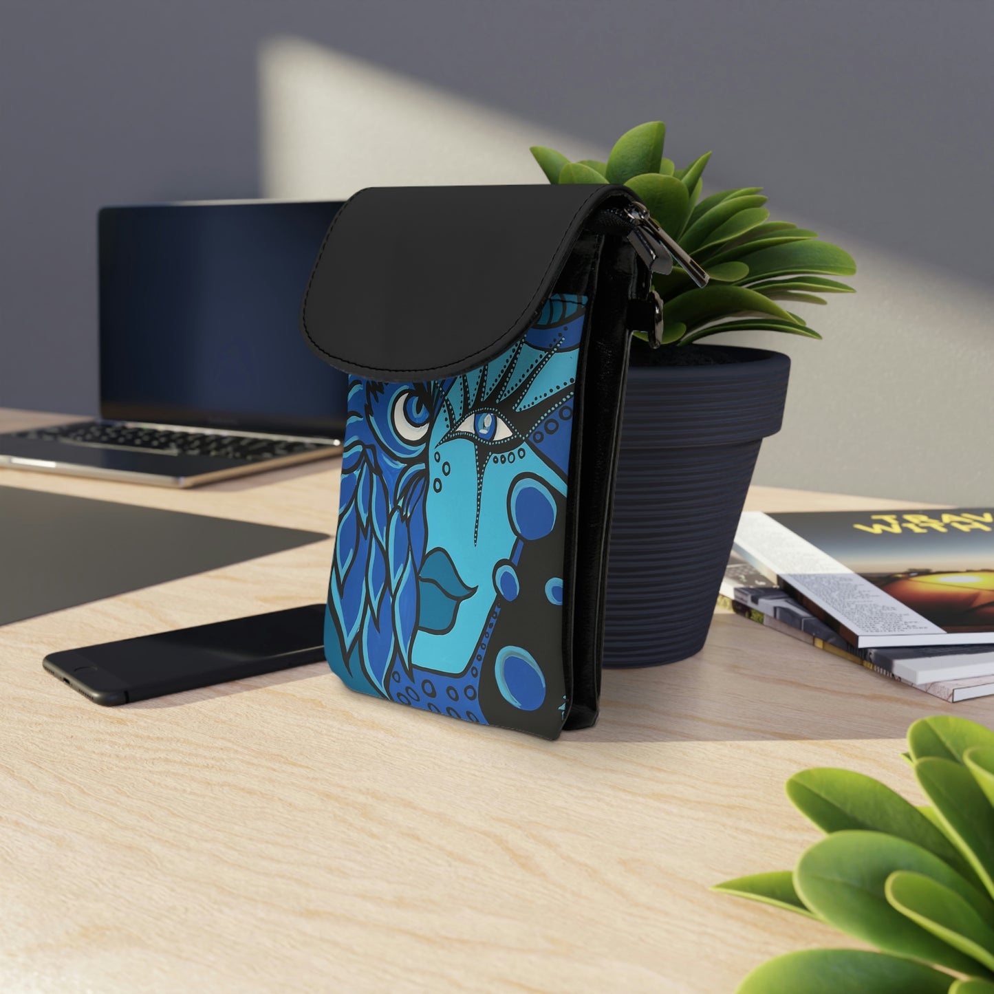 seitliche Vorderansicht der Blue Owl Woman Handytasche