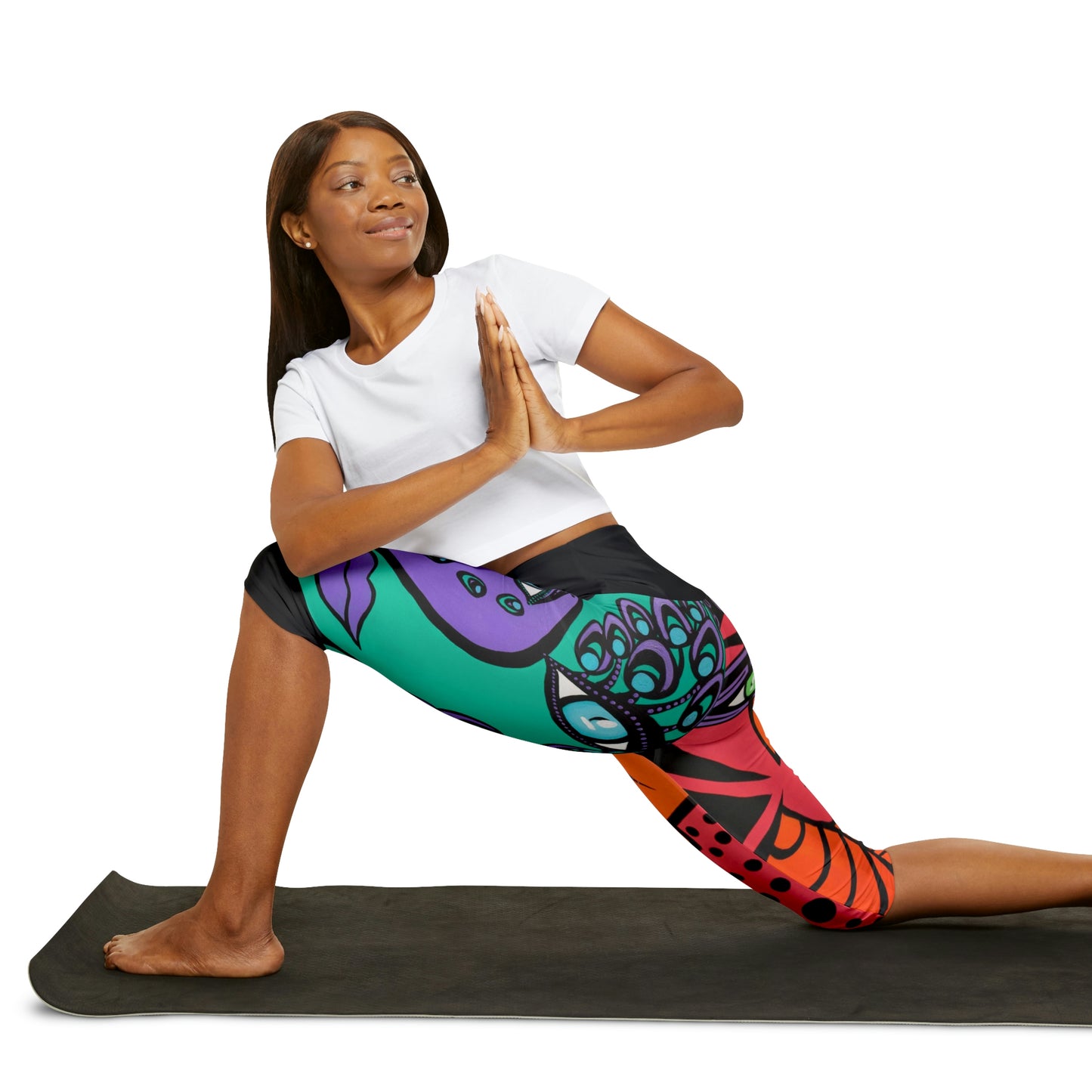 Aufnahme eines Models mit der Yoga Capri Leggings Peacock Woman / Woman Of Lust der Marke ZeniArt bei einer Yogaübung