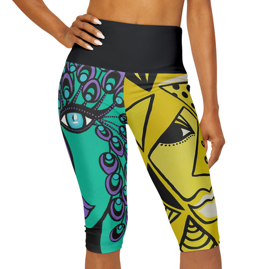 Frontansicht einer Yoga Capri Leggings ZeniArt - Peacock und Cheetah Woman tragenden Models