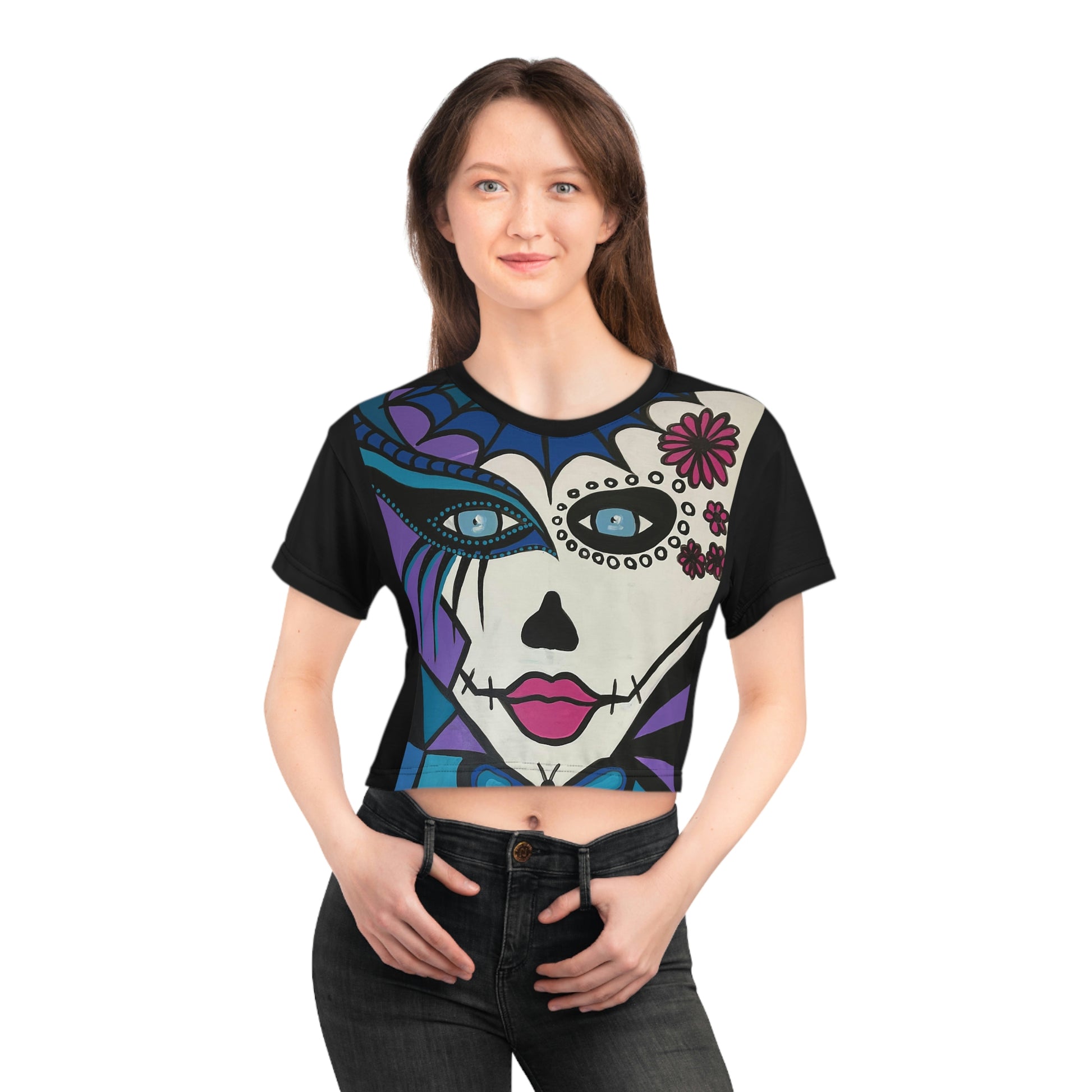Aufnahme der ausgefallenen Vorderseite des Crop Top,  - Mictecacihuatl Woman, der Marke ZeniArt, getragen von einer jungen Frau
