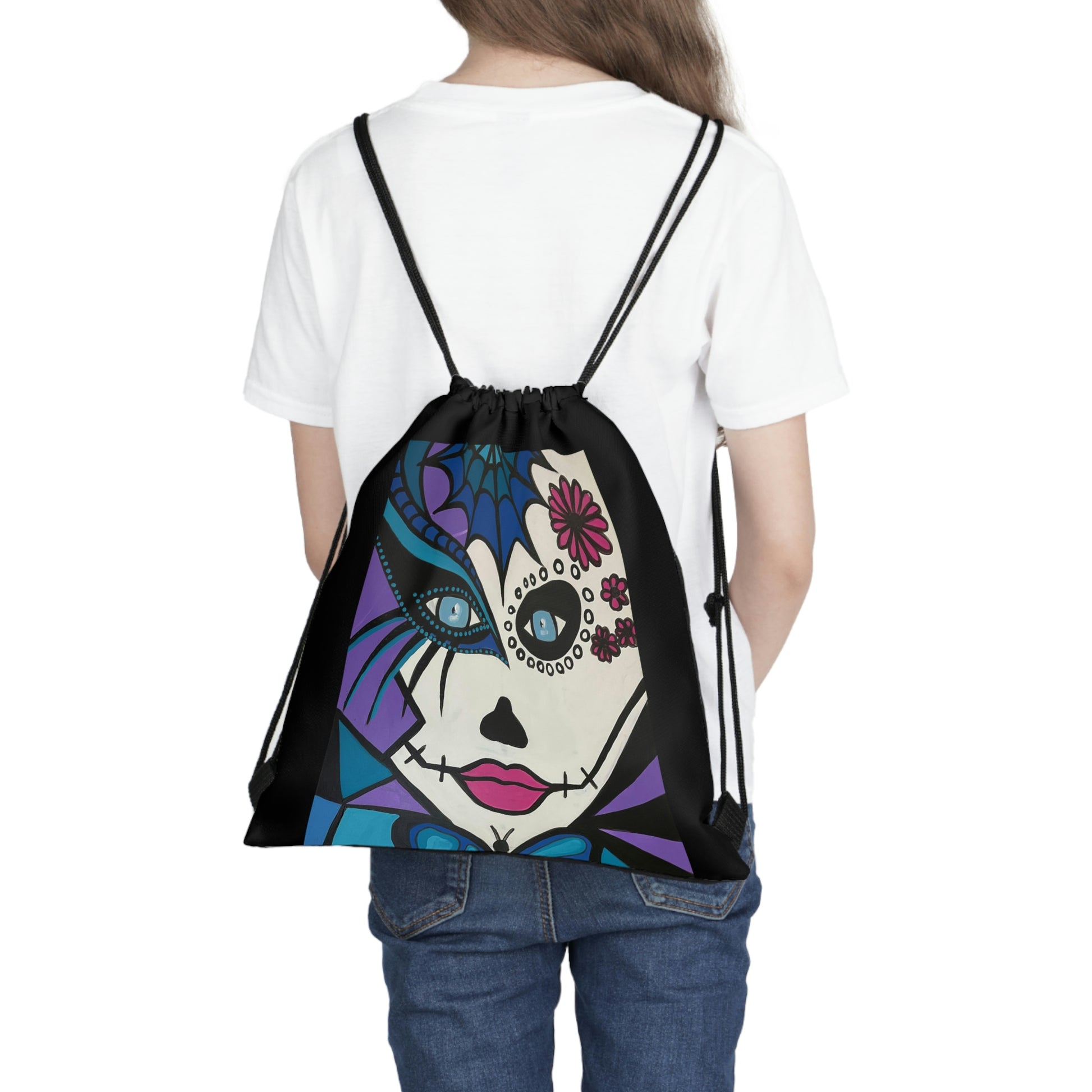 Aufnahme eines Models, die die Outdoor-Kordelzugtasche Mictecacihuatl Woman  von ZeniArt auf dem Rücken tragt