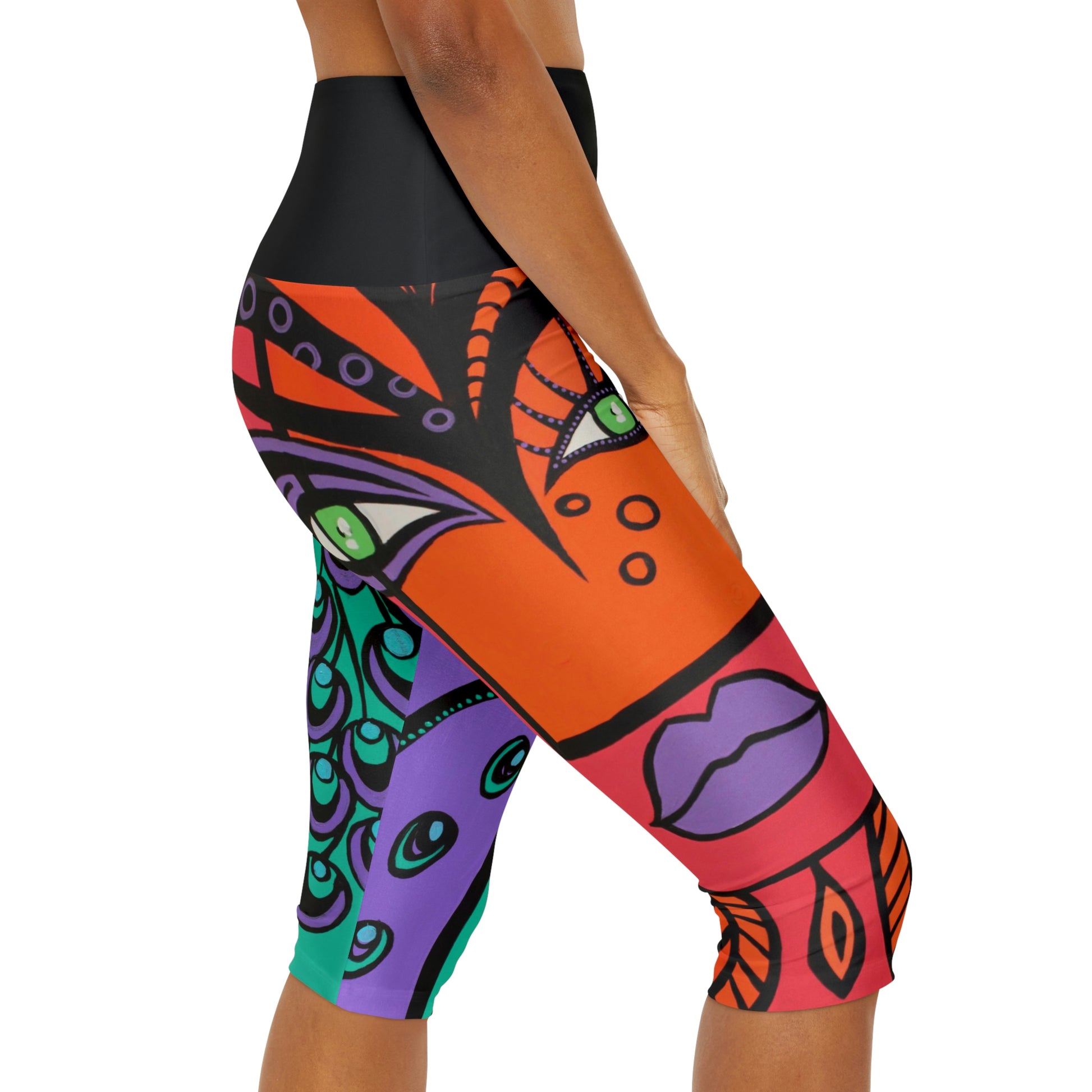 Seitenansich eines Models mit der Yoga Capri Leggings Peacock Woman / Woman Of Lust. Im Vordergrund ist das rechte Bein mit dem Motiv Woman of Lust zu sehen. 