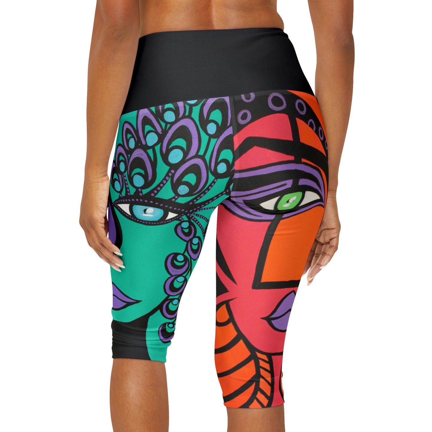 Aufnahme eines Models, die die Yoga Capri Leggings Peacock Woman / Woman Of Lust der Marke ZeniArt trägt