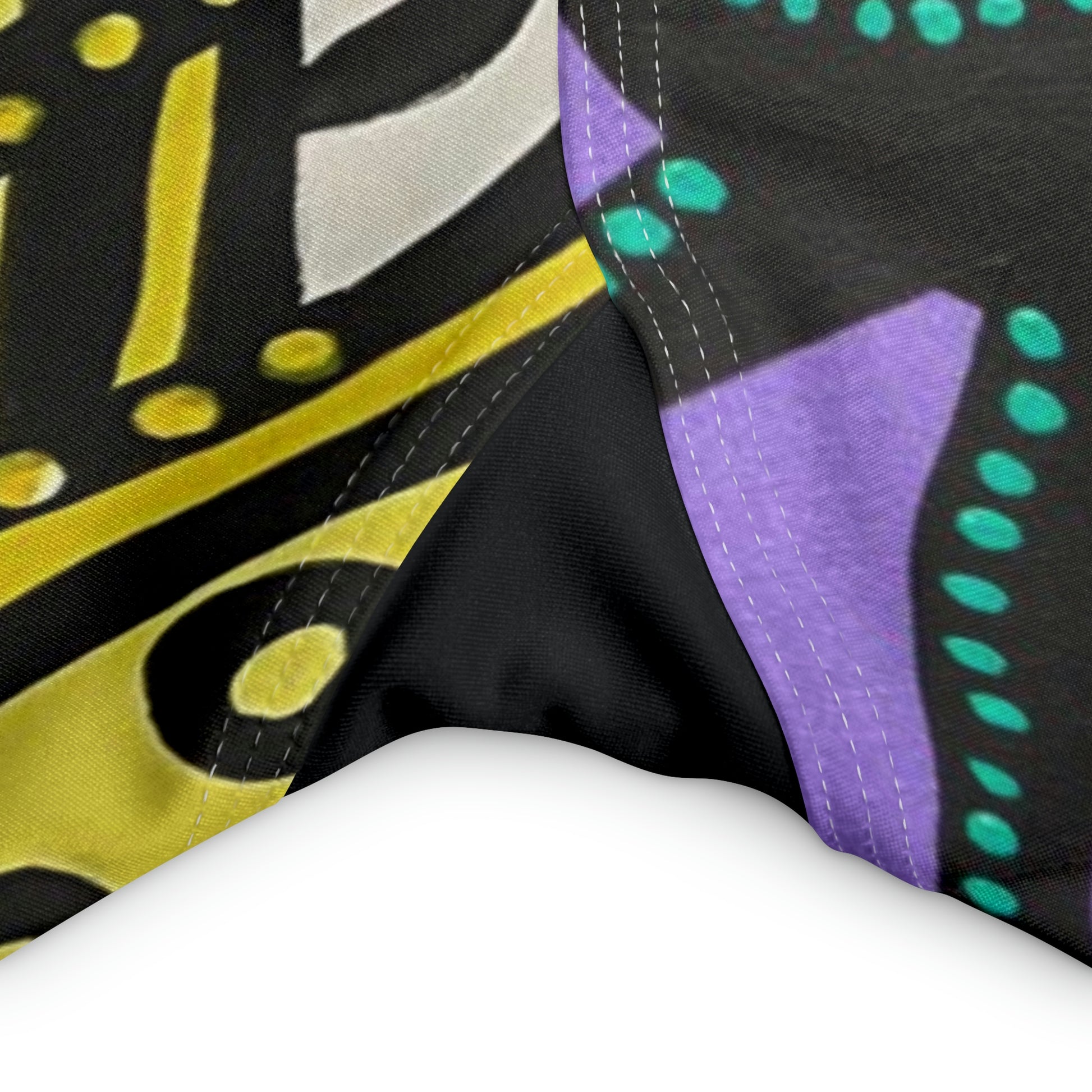Nahaufnahme der Nähte im Schritt einer all over print yoga capri Leggings von ZeniArt