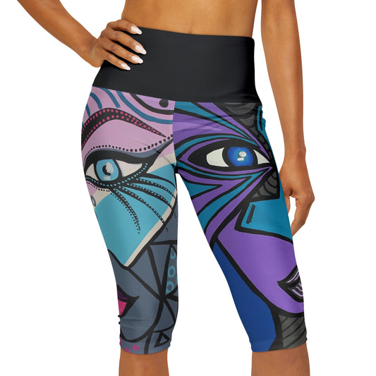 Zu sehen ist ein Model mit der ausgefallenen Yoga Capri Leggings Hammer Of Thor Woman / Mirror Woman der Marke ZeniArt