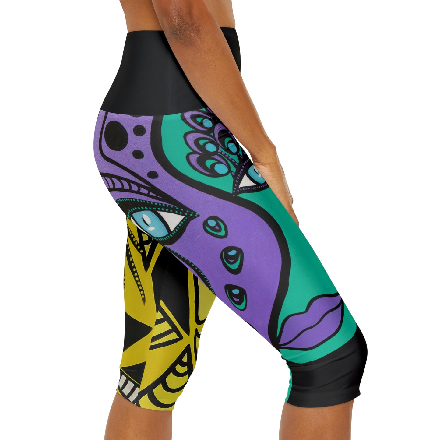 Rechte Seitenansicht eines Models mit Yoga Capri Leggings ZeniArt - Peacock Woman und Cheetah Woman
