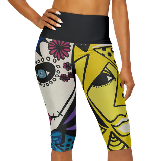 vordere Ansicht eines Models mit einer Yoga Capri Leggings - Mictecacihuatl Woman / Cheetah Woman der Marke ZeniArt 